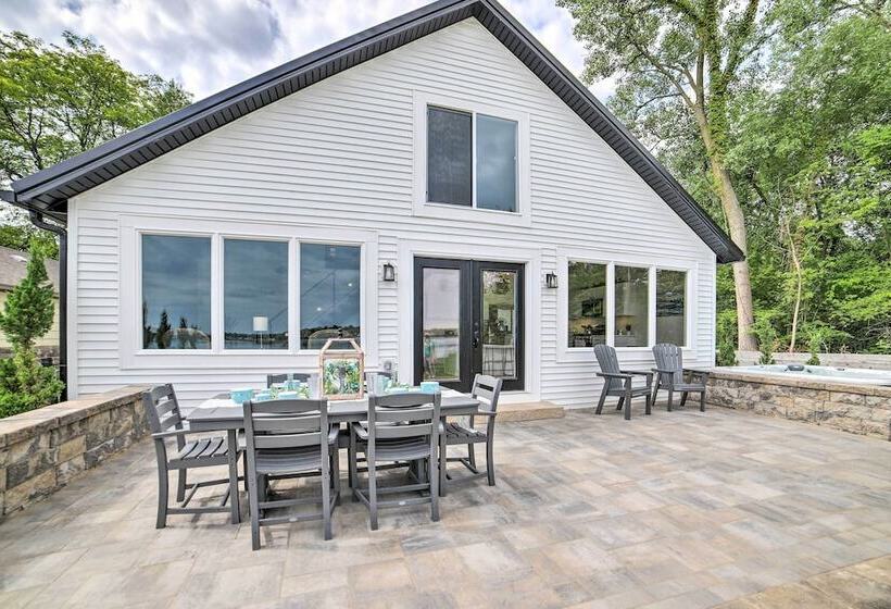 Newly Built Gilletts Lake Gem: Dock & Hot Tub
