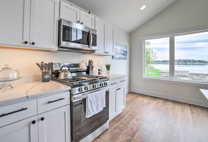 Newly Built Gilletts Lake Gem: Dock & Hot Tub