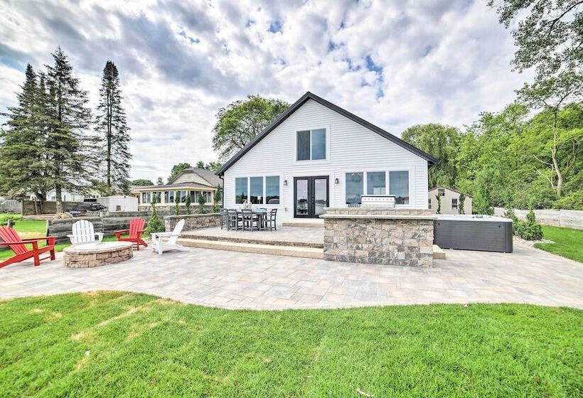 Newly Built Gilletts Lake Gem: Dock & Hot Tub
