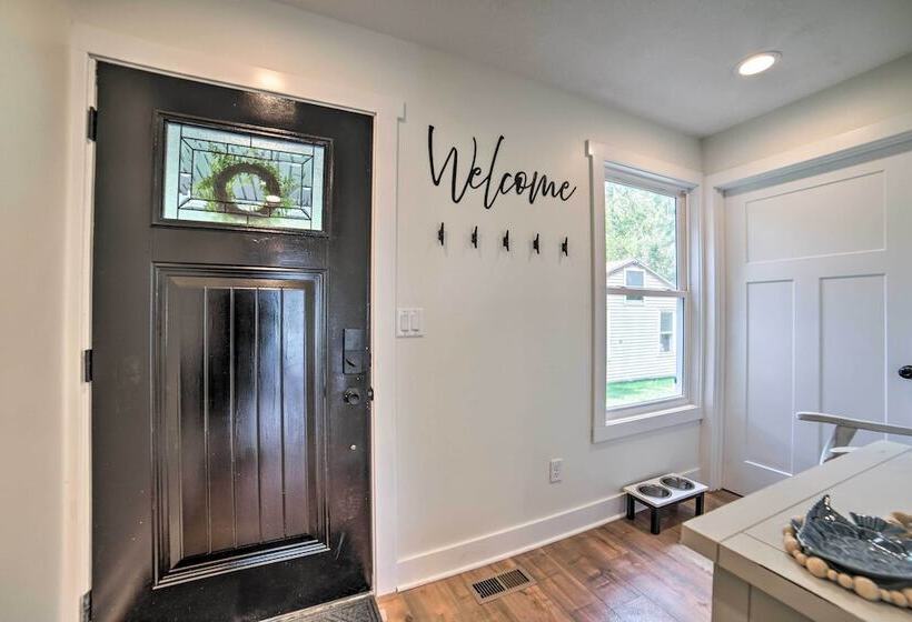 Newly Built Gilletts Lake Gem: Dock & Hot Tub