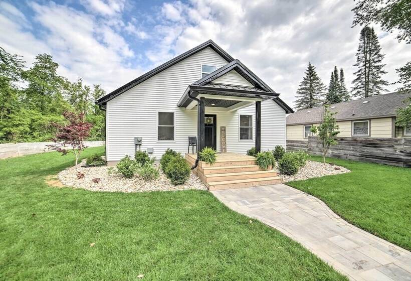 Newly Built Gilletts Lake Gem: Dock & Hot Tub