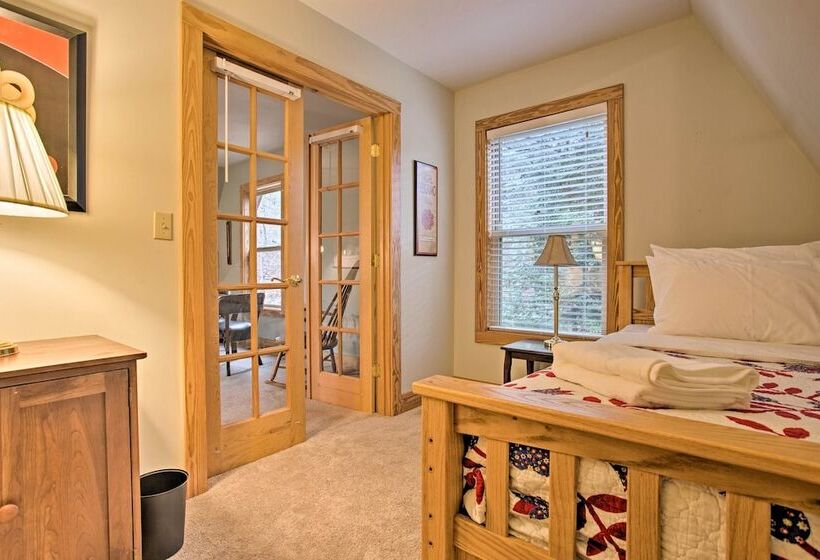 North Carolina Abode   Hot Tub, Foosball & Grill!