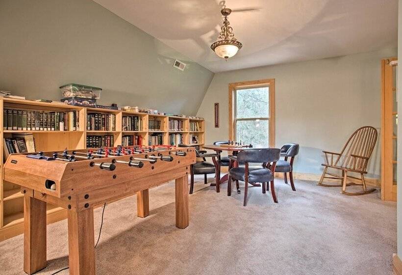 North Carolina Abode   Hot Tub, Foosball & Grill!