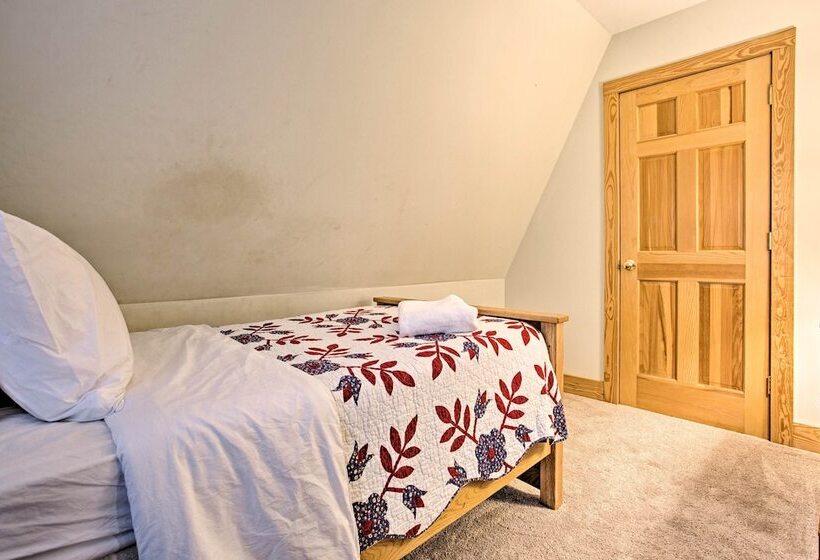 North Carolina Abode   Hot Tub, Foosball & Grill!