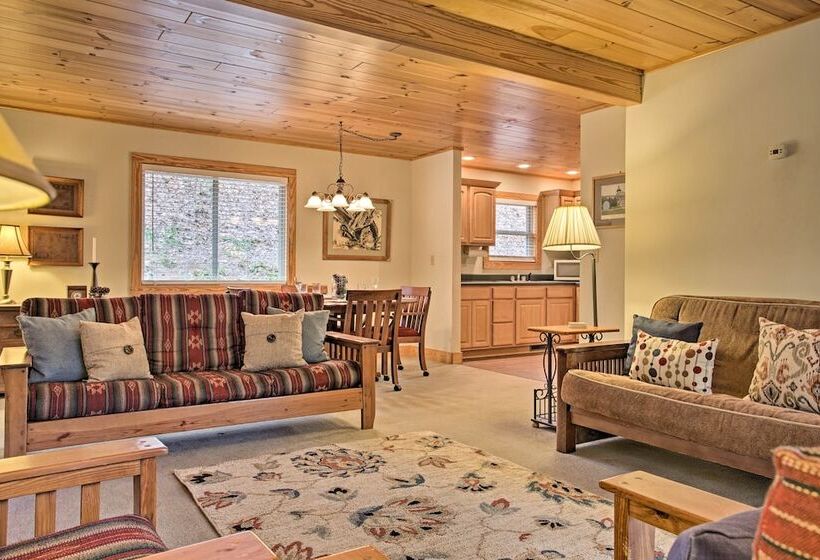 North Carolina Abode   Hot Tub, Foosball & Grill!