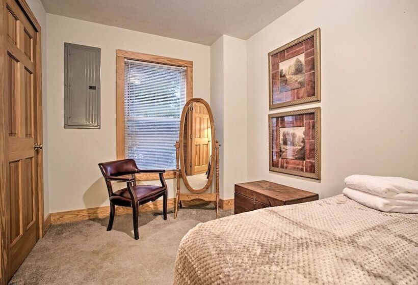 North Carolina Abode   Hot Tub, Foosball & Grill!