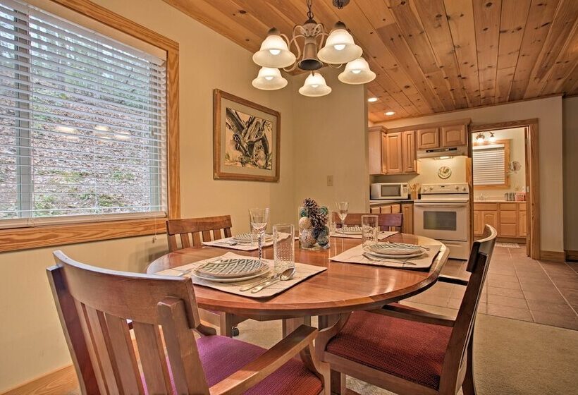 North Carolina Abode   Hot Tub, Foosball & Grill!