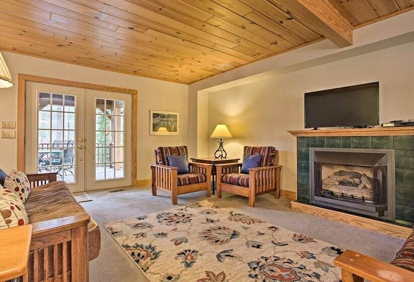 North Carolina Abode   Hot Tub, Foosball & Grill!