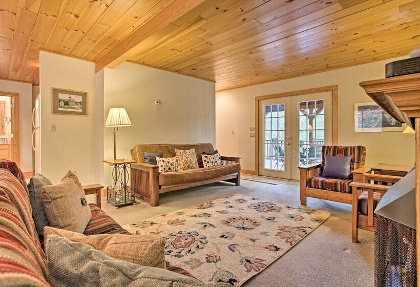 North Carolina Abode   Hot Tub, Foosball & Grill!