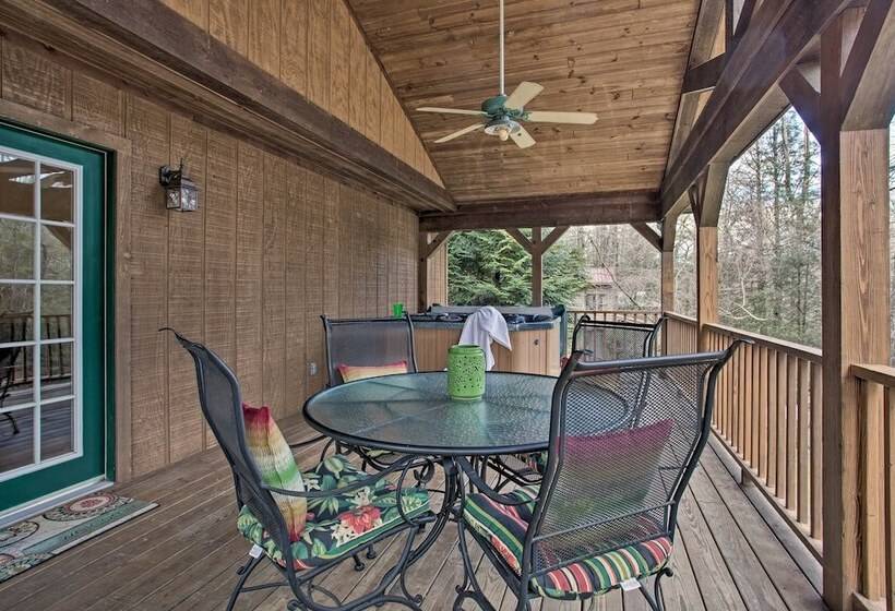 North Carolina Abode   Hot Tub, Foosball & Grill!