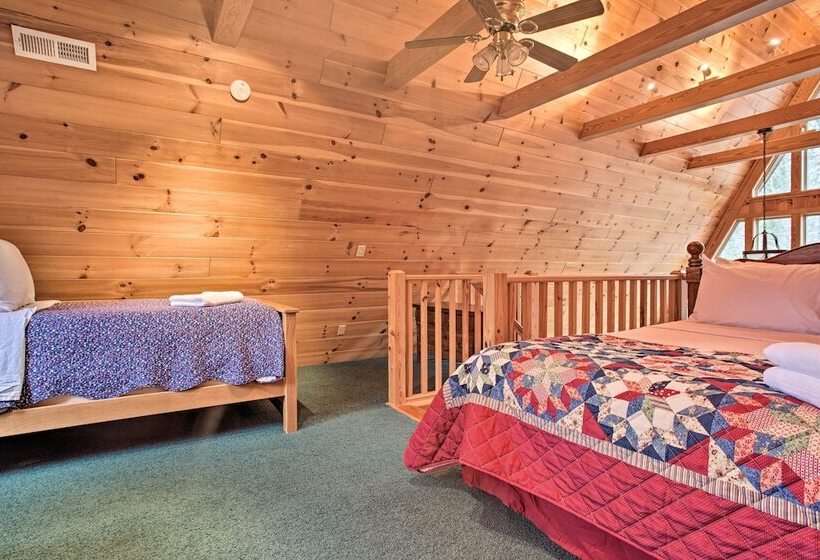 North Carolina Abode   Hot Tub, Foosball & Grill!