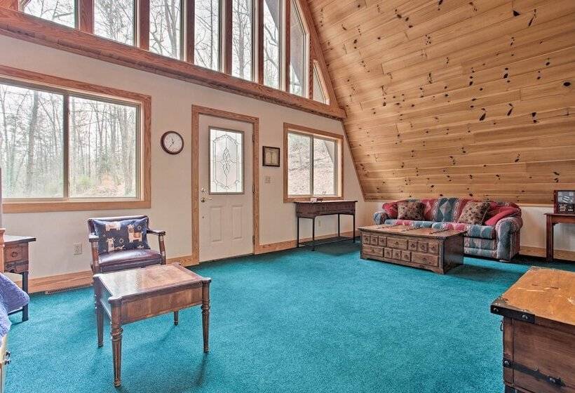 North Carolina Abode   Hot Tub, Foosball & Grill!