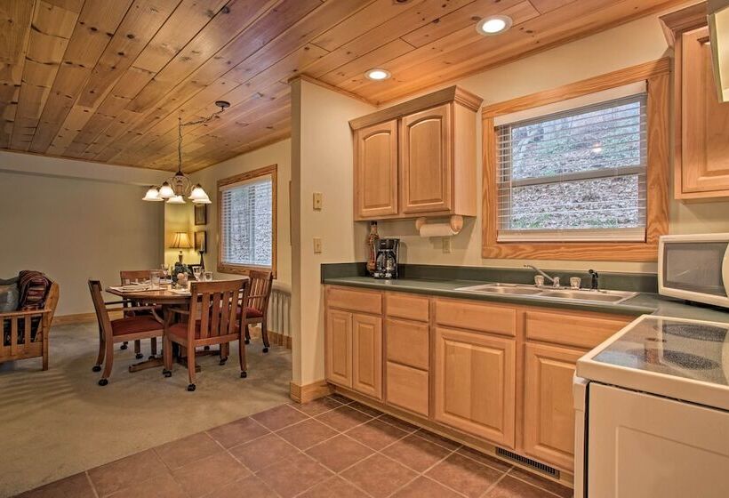 North Carolina Abode   Hot Tub, Foosball & Grill!