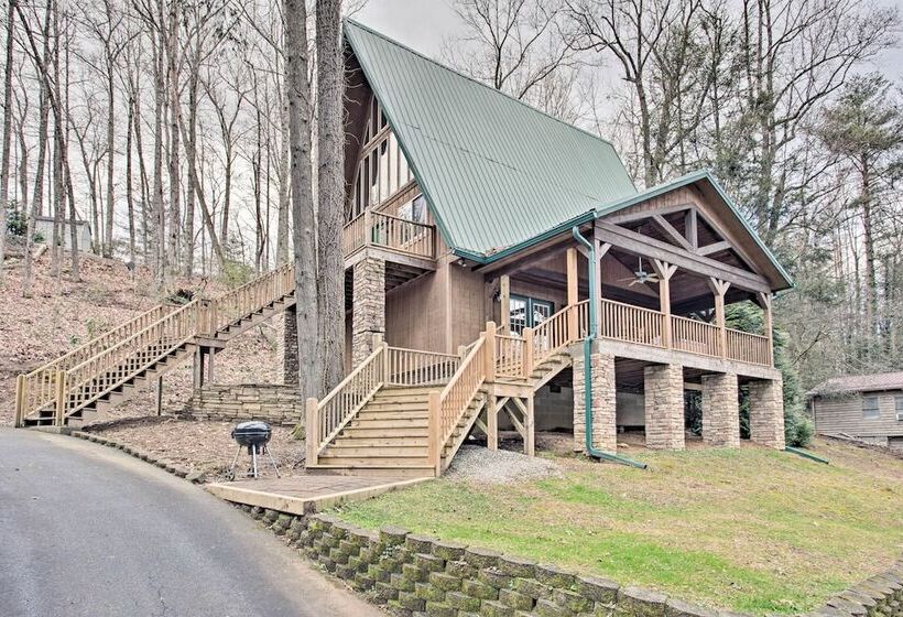 North Carolina Abode   Hot Tub, Foosball & Grill!