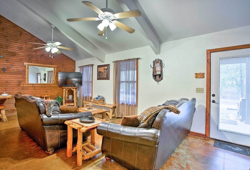 Broken Bow Cabin W/ Hot Tub: 3 Mi To Lake/overlook