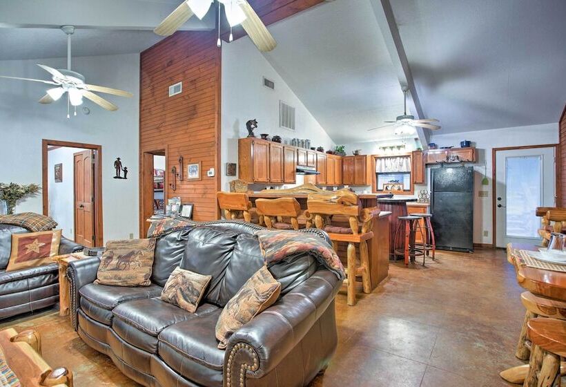 Broken Bow Cabin W/ Hot Tub: 3 Mi To Lake/overlook