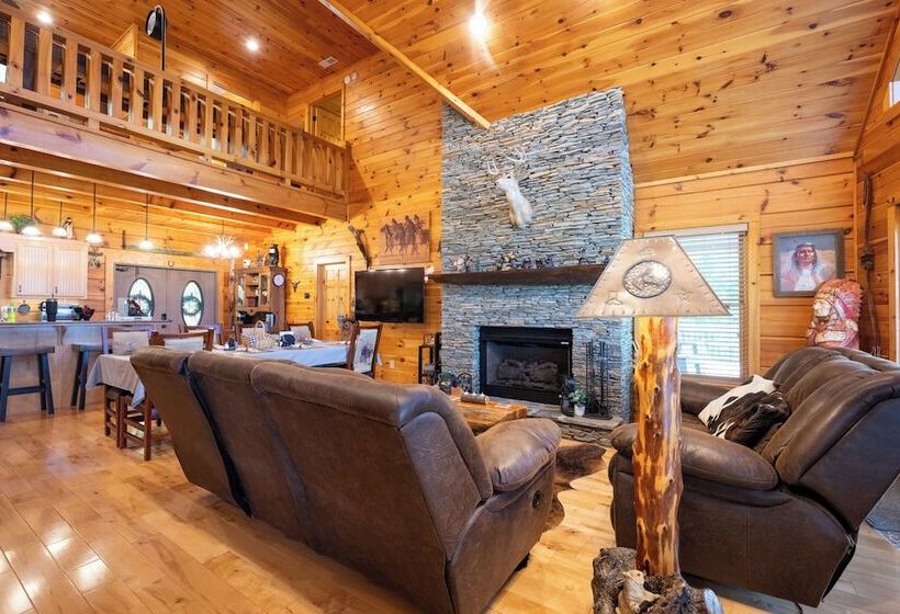 Outlaw Mountain Lodge: Fire Pit & Panoramic Views!