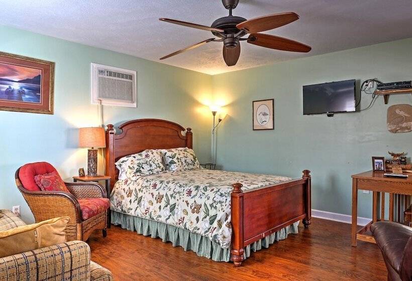 Paradise Cove  Cabin W/ Boathouse & Dock