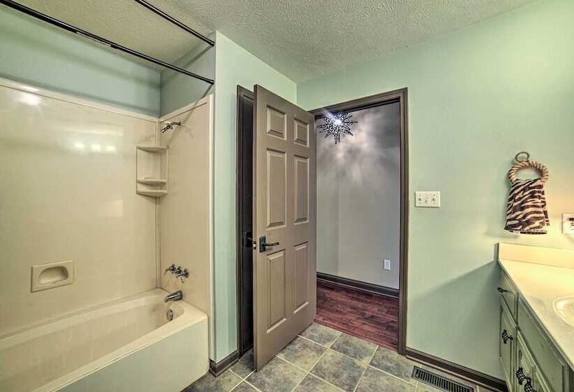 Peaceful Big Sandy Home W/ Deck On Kentucky Lake!