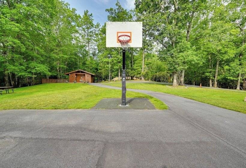 Peaceful Brevard Mountain Cabin: Hike, Golf & Swim