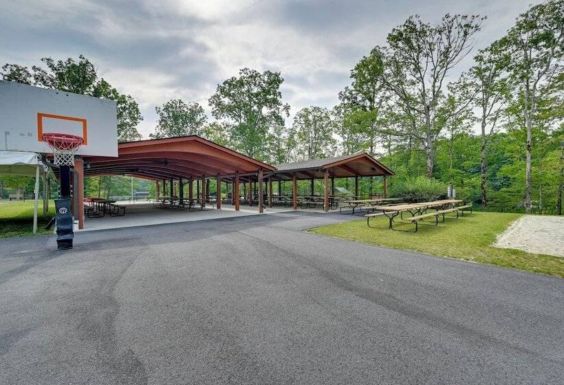 Peaceful Brevard Mountain Cabin: Hike, Golf & Swim