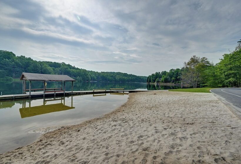 Peaceful Brevard Mountain Cabin: Hike, Golf & Swim