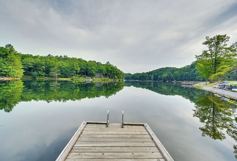 Peaceful Brevard Mountain Cabin: Hike, Golf & Swim
