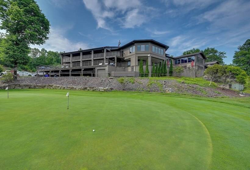 Peaceful Brevard Mountain Cabin: Hike, Golf & Swim