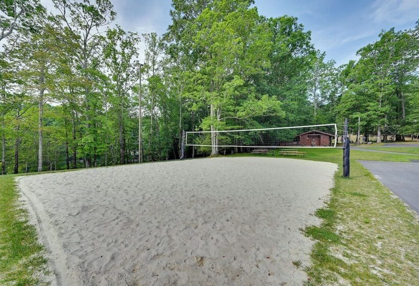 Peaceful Brevard Mountain Cabin: Hike, Golf & Swim