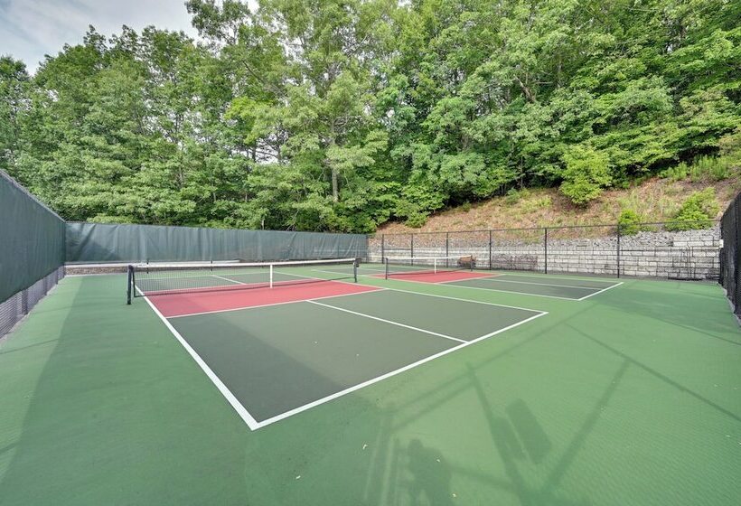 Peaceful Brevard Mountain Cabin: Hike, Golf & Swim