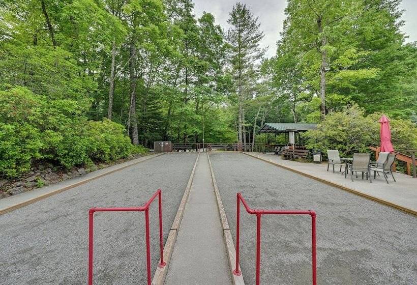 Peaceful Brevard Mountain Cabin: Hike, Golf & Swim