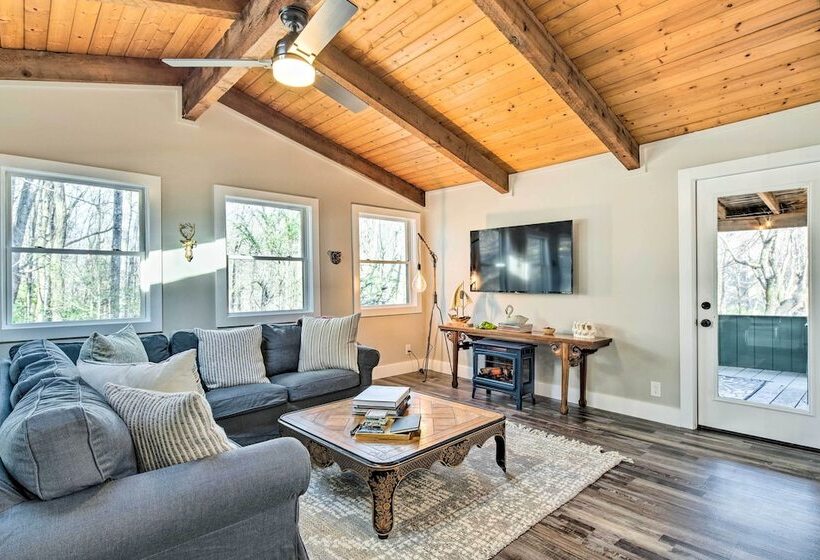 Peaceful Brevard Mountain Cabin: Hike, Golf & Swim