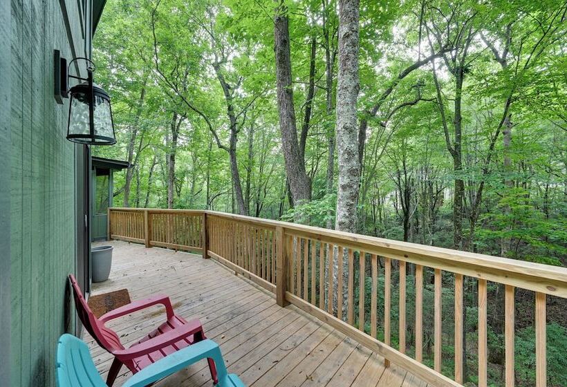 Peaceful Brevard Mountain Cabin: Hike, Golf & Swim