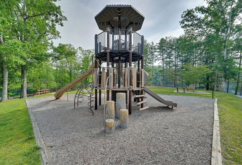 Peaceful Brevard Mountain Cabin: Hike, Golf & Swim