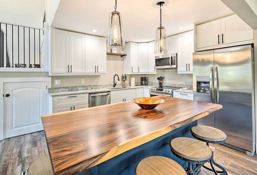 Peaceful Brevard Mountain Cabin: Hike, Golf & Swim