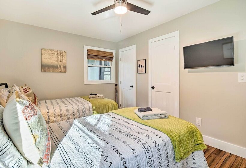 Peaceful Brevard Mountain Cabin: Hike, Golf & Swim