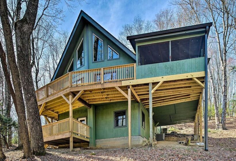 Peaceful Brevard Mountain Cabin: Hike, Golf & Swim