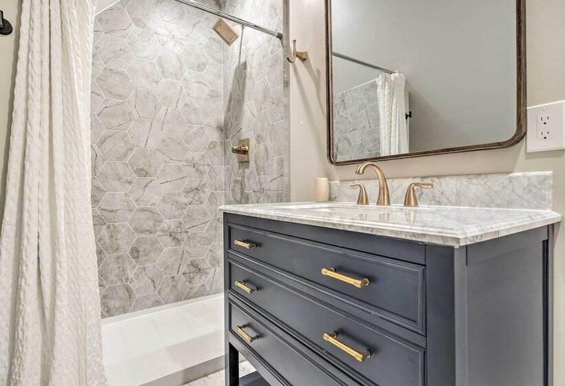 Peaceful Brevard Mountain Cabin: Hike, Golf & Swim