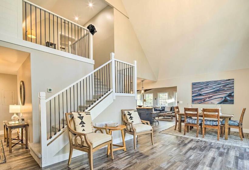 Peaceful Brevard Mountain Cabin: Hike, Golf & Swim