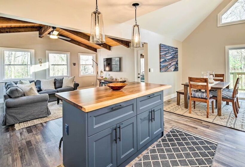 Peaceful Brevard Mountain Cabin: Hike, Golf & Swim