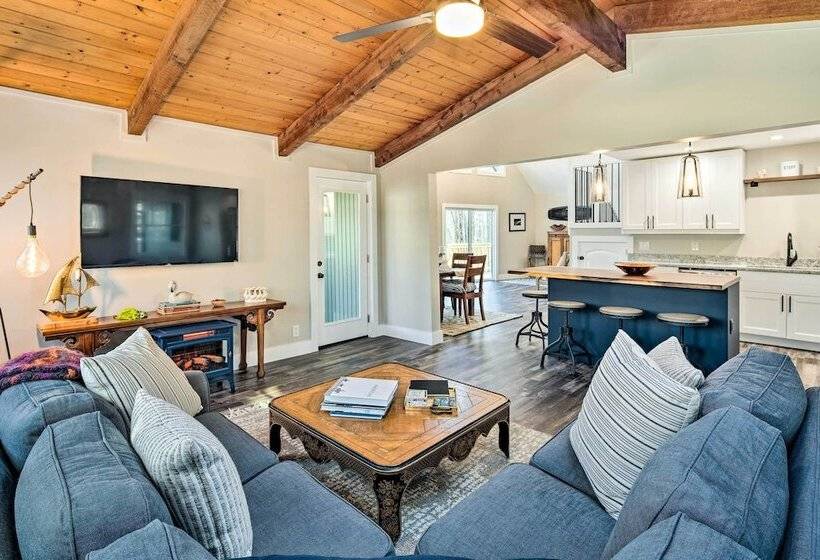 Peaceful Brevard Mountain Cabin: Hike, Golf & Swim