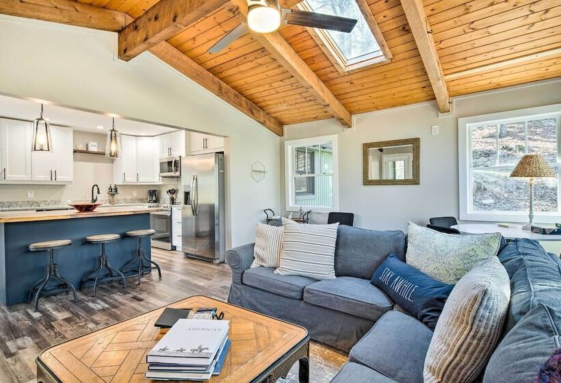 Peaceful Brevard Mountain Cabin: Hike, Golf & Swim