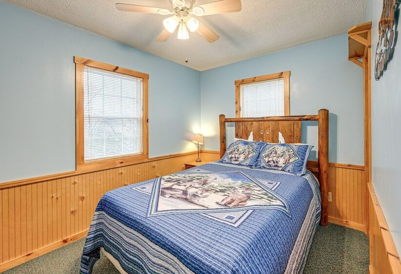 Peaceful Bryson City Cabin   Fire Pit & Hot Tub!