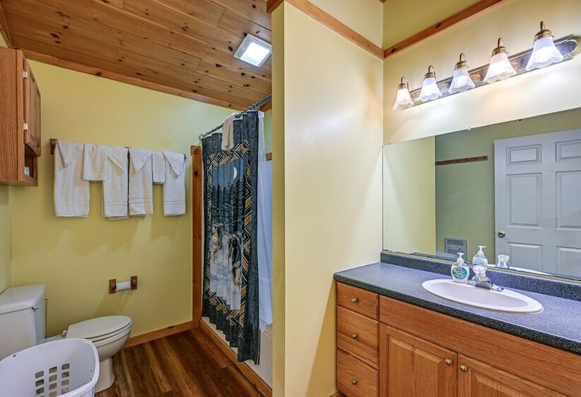 Peaceful Bryson City Cabin   Fire Pit & Hot Tub!