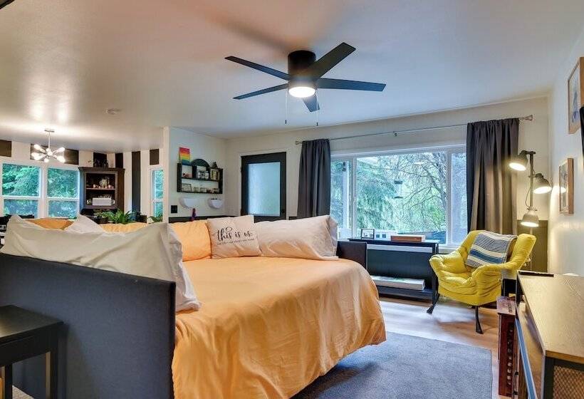 Peaceful + Chic Oasis: Fire Pit, Grill, Yard