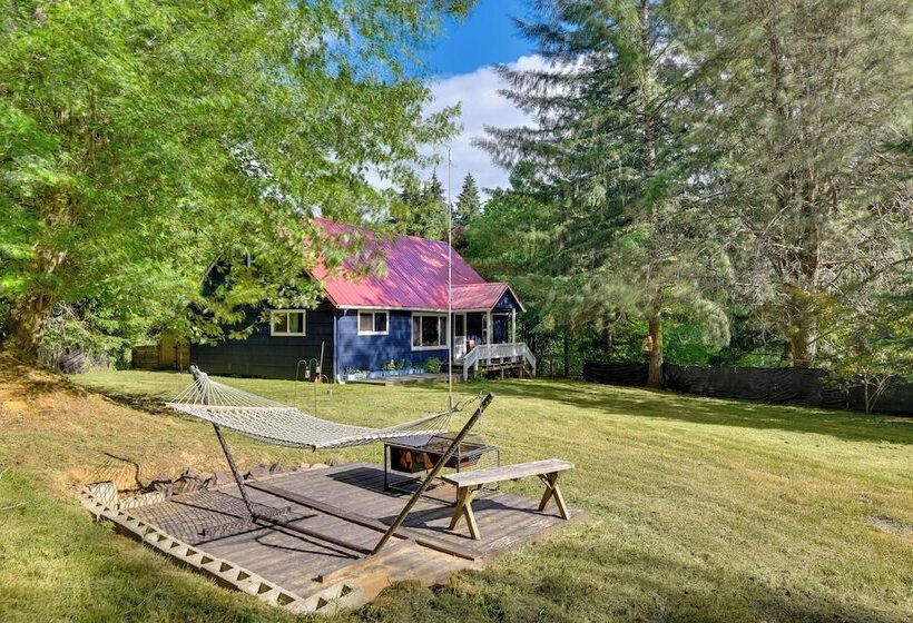 Peaceful + Chic Oasis: Fire Pit, Grill, Yard