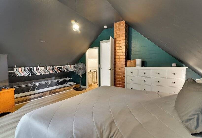 Peaceful + Chic Oasis: Fire Pit, Grill, Yard