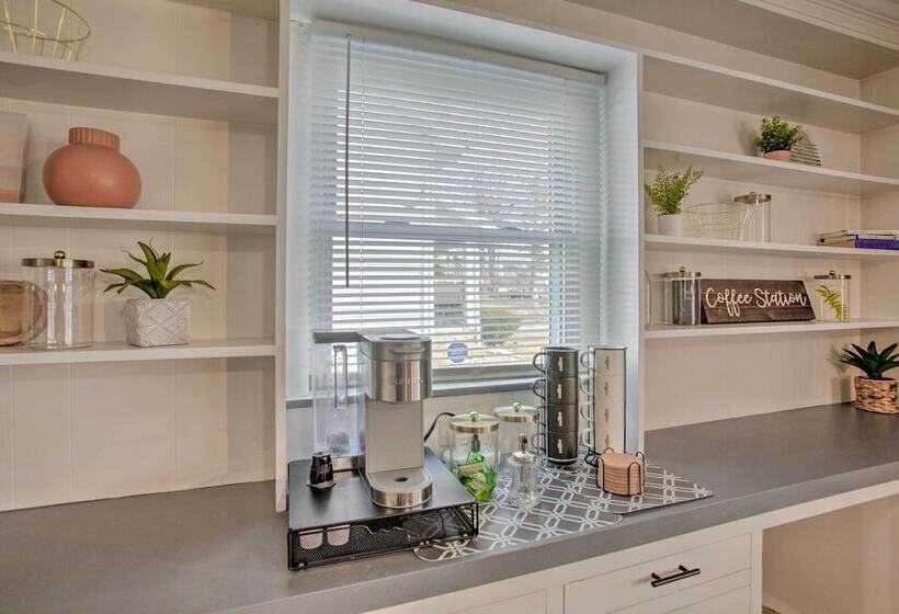 Peaceful Cottage ~ 8 Mi To Downtown Toledo!