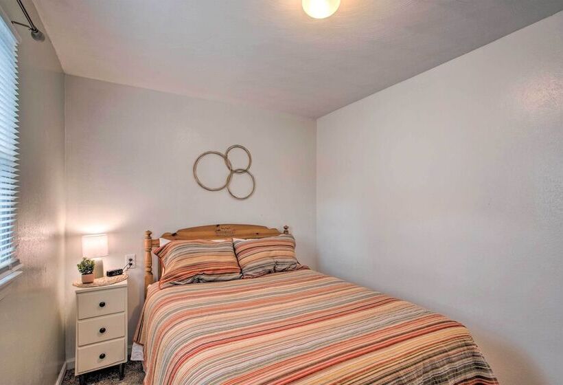 Peaceful Cottage ~ 8 Mi To Downtown Toledo!