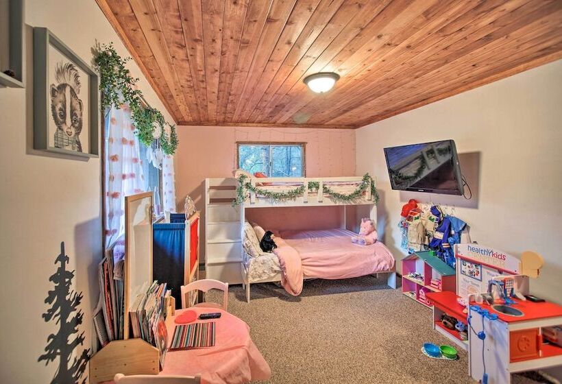 Peaceful & Idyllic Forest Cabin W/ Pool Table